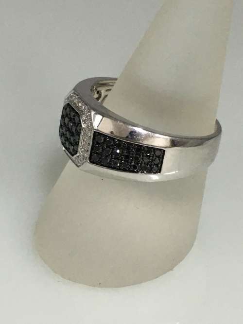 8 grams 9 carat White Gold, with Black and White Diamonds Gents Ring